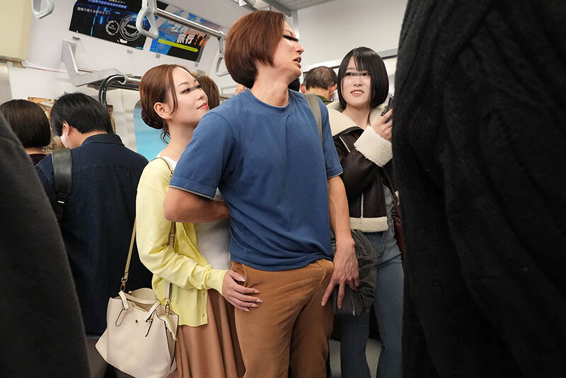 「おばさんの私に触られて勃っちゃう君が悪いんだよ」彼女が隣にいても構わずイケメン彼氏を背後からネチョいコネくり手コキで勃起誘惑する性欲熟女VOL.2 - サンプル画像 - 4