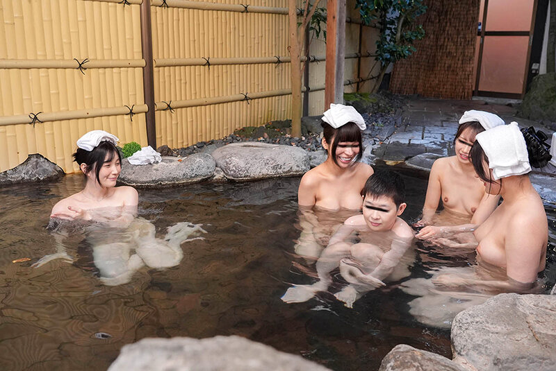 「おちんちん大きくさせてごめんね」小さいから大丈夫だろうと女湯に一緒に入った甥っ子がおっぱいだらけの状況にフル勃起！慌てた叔母さんがこっそり抜いてくれました VOL.5 - サンプル画像 - 4