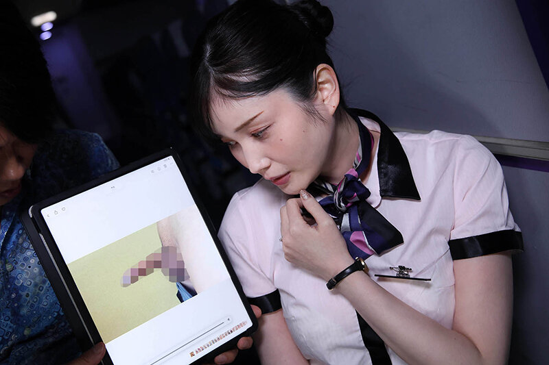 「内緒で撮った画像を見せていただけませんか？」間違えたフリしてチ○ポ画像を見せて赤面するおばさんCAは目の前で勃起チ〇ポを見せつけられても嫌じゃないVOL.4 - サンプル画像 - 5