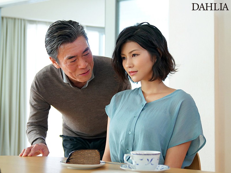 家事をしている10分間 夫にバレない様、ケモノみたいに後ろから犯してっ！ 隣人の旦那さんとこっそり時短W不倫性交 美乃すずめ - サンプル画像 - 1