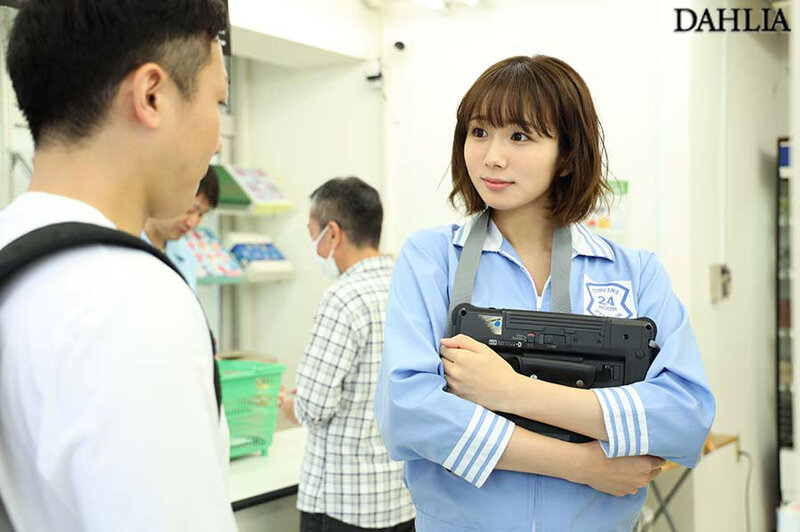 満たされない人妻の禁断不倫SEX同じコンビニで働く男子大学生と汗だくで交わり続けた熱い夏… 穂高結花 - サンプル画像 - 1