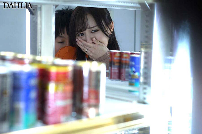 満たされない人妻の禁断不倫SEX 同じコンビニで働く男子大学生と汗だくで交わり続けた熱い冬… 芦名ほのか - サンプル画像 - 10