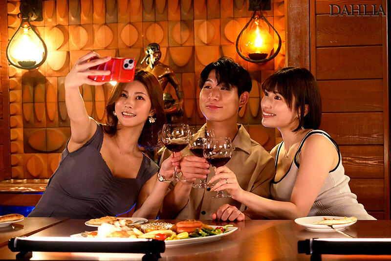 妻の大親友がナイトプールで逆NTR『脱いだらモデル級のビキニ姿に興奮して勃起しているのがバレて…笑顔の誘惑に我慢できず何度も浮気中出ししちゃいました。』 美乃すずめ - サンプル画像 - 1