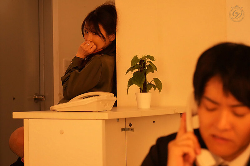人妻秘書 机の下の密かなクンニ情事―。 小沢菜穂 - サンプル画像 - 6
