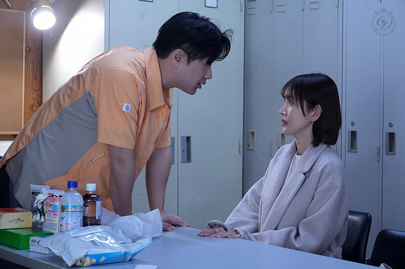 「盗んでないなら脱いでみろ。」隅から角まで探られた万引き妻 角奈保 - サンプル画像 - 1