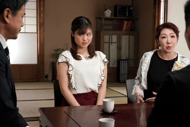 お見合い中、仲人にアナルをほじられ肛門イキさせられる巨尻女 望月あやか 新田みれい - サンプル画像 - 1