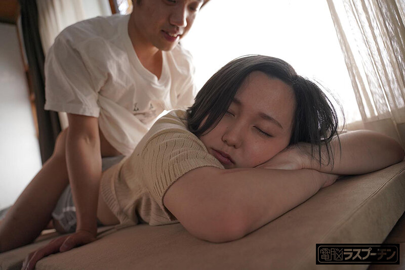 縁側で眠る姉の無意識なマンチラに我慢できず… ひと夏中ショートパンツの隙間から僕の童貞チ○ポをこっそり入れ続けていたら入れただけでイく僕専用マ○コになりました 田中ねね - サンプル画像 - 10