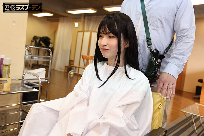 美容室で母親が近くにいるのにケープの中を全裸にされ何度もこっそりイキさせられる小さい女の子 姫野らん - サンプル画像 - 2
