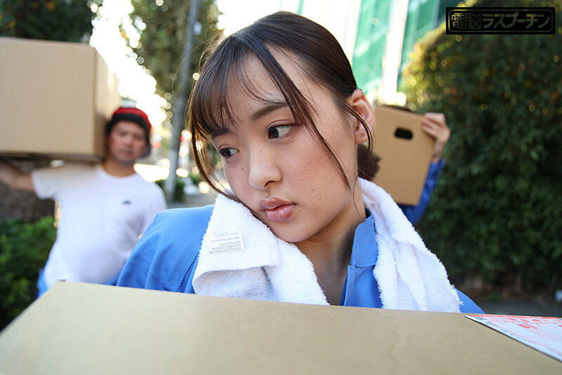 作業服（つなぎ）の中を全裸にされ恥ずかしがりながらもバイト中何度もイカされる爆乳娘 岡本莉里 - サンプル画像 - 3