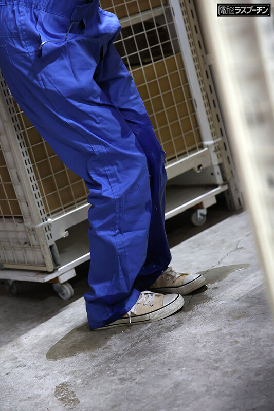 作業服（つなぎ）の中を全裸にされ恥ずかしがりながらもバイト中何度もイカされる爆乳娘 岡本莉里 - サンプル画像 - 6