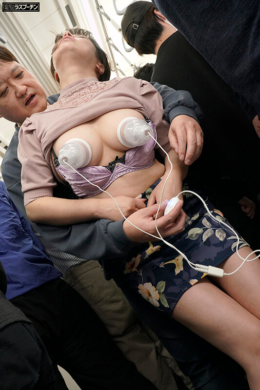 満員電車で前後を挟まれ羽交いじめ乳首開発される巨乳美女2 橘内ひなた - サンプル画像 - 12