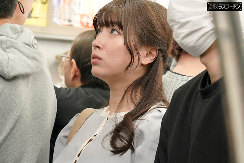 満員電車で前後を挟まれ羽交いじめ乳首開発される巨乳美女2 橘内ひなた - サンプル画像 - 3