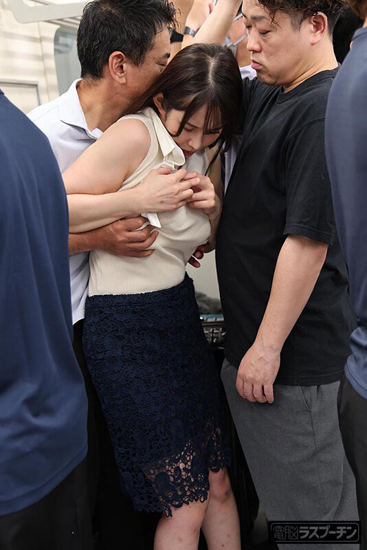 満員電車で吊り革にぶら下げられ両乳首同時開発のすえ無念の発情してしまった巨乳美女4 二羽紗愛 - サンプル画像 - 3