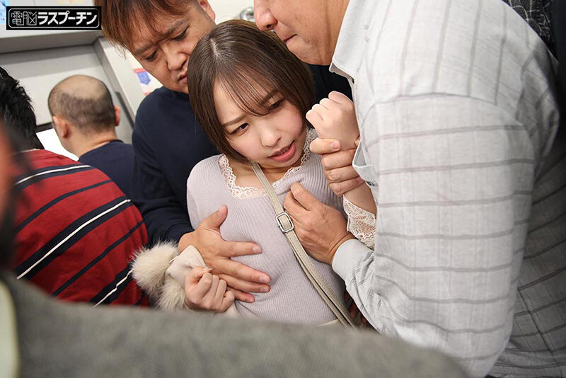 満員電車で吊り革にぶら下げられ両乳首同時開発のすえ無念の発情してしまった巨乳美女5 宍戸里帆 - サンプル画像 - 3