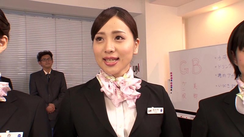 品格のあるキャビンアテンダントの美脚ガニ股研修 お客様のためにどんなときでも笑顔でパンスト脚を大胆に開くCAたちの鬼研修に完全密着 - サンプル画像 - 1
