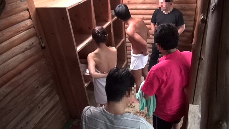 夫婦で一緒に男湯へ！究極の寝取られミッションで試される2人の絆！自慢の巨乳妻が旦那の目の前で見知らぬ男性客と生ハメSEX出来たら100万円！～複数デカチ○ポ挿れっぱなし中出し合計12発！！～in箱根温泉 - サンプル画像 - 1