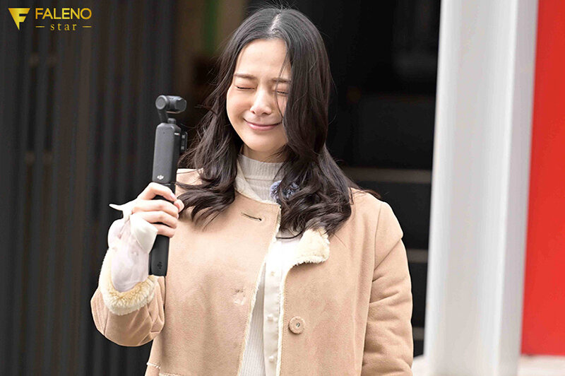 「いまから私とキスしてみませんか？」吉高寧々がいきなり素人さんを逆ナンパ！街中でキス 30 秒で勃起したら合格、さらにお部屋で言葉責め手コキに耐えられたらご褒美SEXあげちゃいます。 吉高寧々 - サンプル画像 - 6