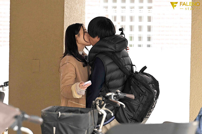 「いまから私とキスしてみませんか？」吉高寧々がいきなり素人さんを逆ナンパ！街中でキス 30 秒で勃起したら合格、さらにお部屋で言葉責め手コキに耐えられたらご褒美SEXあげちゃいます。 吉高寧々 - サンプル画像 - 8