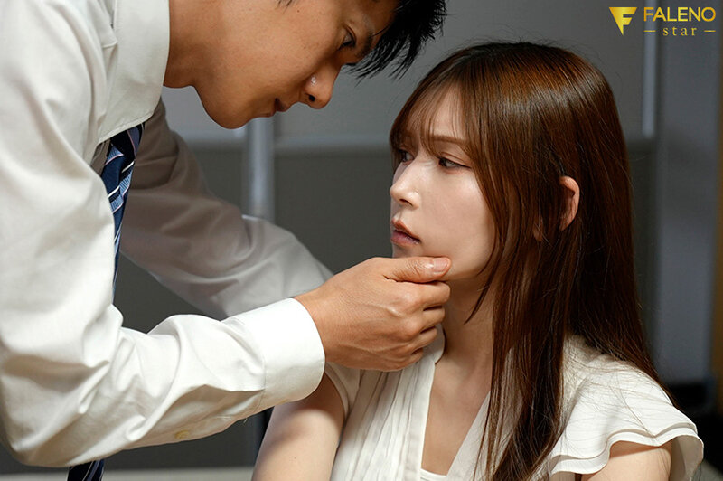 無愛想な美人同僚とお酒の勢いでホテルに行ったら睨まれながらもチ●ポとオマ●コの相性ピッタリ過ぎて残業の度に密会セックスする関係に… 明里つむぎ - サンプル画像 - 2