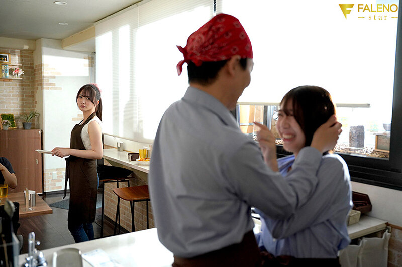 スキマバイト逆NTR 既婚店長を密着乳首責めで横取りする小悪魔カフェ店員 甘夏唯 - サンプル画像 - 6
