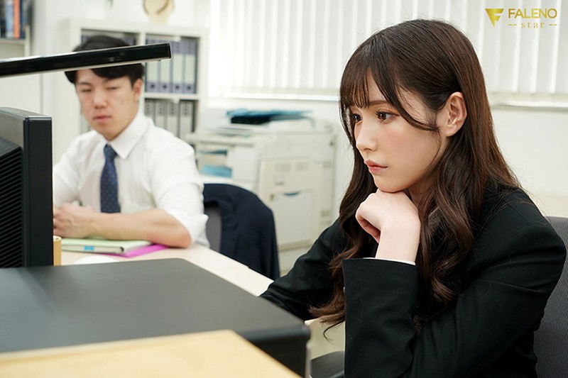 「大切な彼女がいるのに…」年下だけど先輩女上司とホテルで相部屋 美脚の誘惑に溺れて朝まで狂ったようにヤリまくった浮気性交 橋本ありな - サンプル画像 - 9