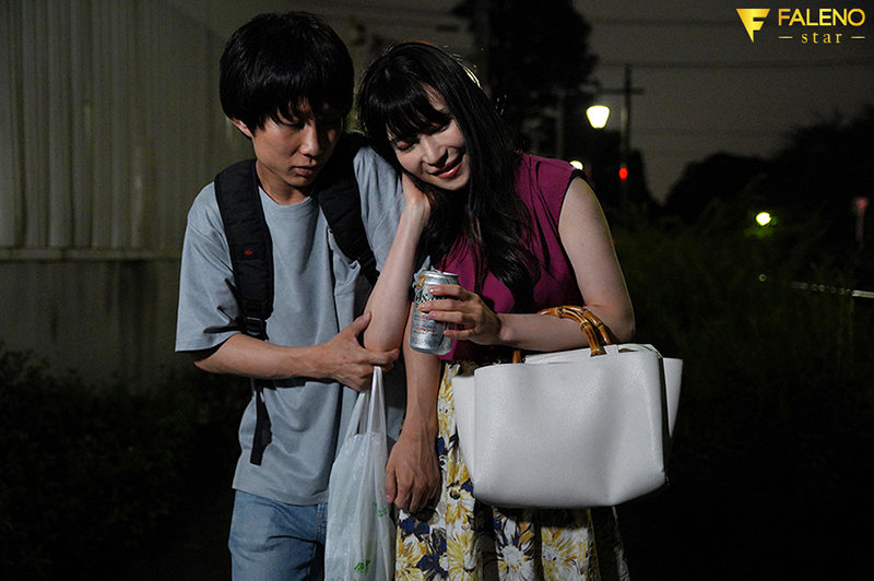 「私のおっぱい気になるの？」からかわれて勃起したボクは先輩の巨乳彼女とパイズリSEXしまくった… 小野夕子 - サンプル画像 - 1