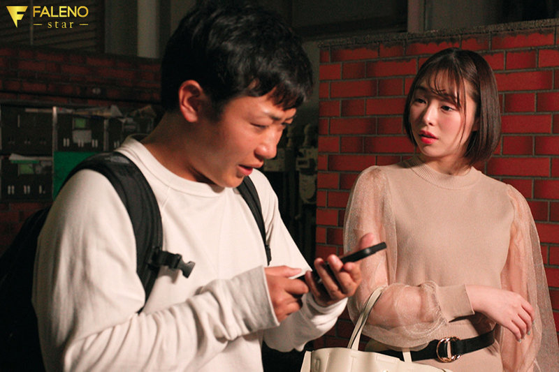 「終電ないなら、ウチ泊まる？」大好きな彼女が家にいるのに男女の友情を超える無防備な丸見え乳首…勃起が収まらず一晩中ヤリ続け、寝て起きてもう一度ハメ倒した。天国るる - サンプル画像 - 1