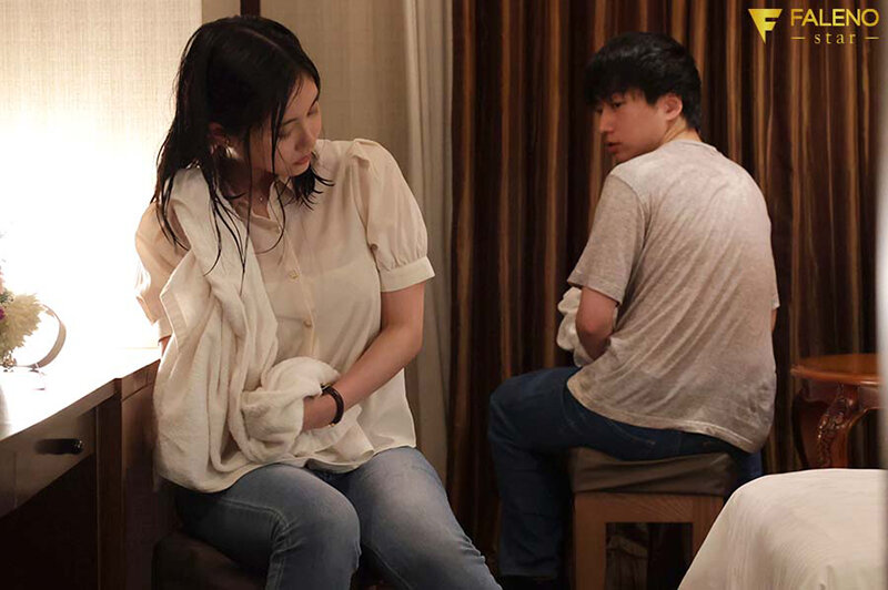 ゲリラ豪雨を避けホテルで雨宿り。人妻と童貞が2人きりで何も起こらないはずが無く…五十嵐なつ - サンプル画像 - 1