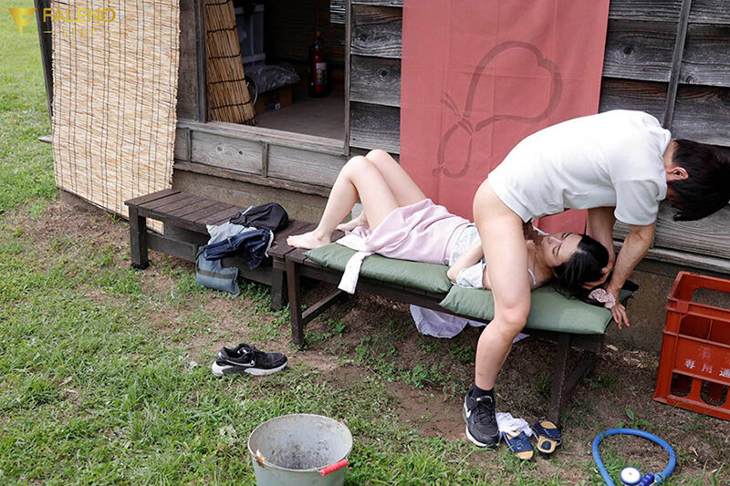 「私、犯●れ続けています…」地方の美人妻が都会からやってきた若者に、旦那の近くでいいなり調教肉弾ピストン堕ち 吉高寧々 - サンプル画像 - 4