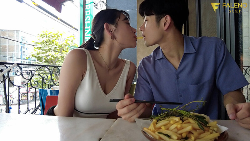 「お外で勃起して恥ずかしくないの？」彼女持ちのM男クンを寸止め焦らしデートの限界ギリギリで即ホテルに連れ込み何度も射精させる痴女お姉さん 三葉ちはる - サンプル画像 - 2