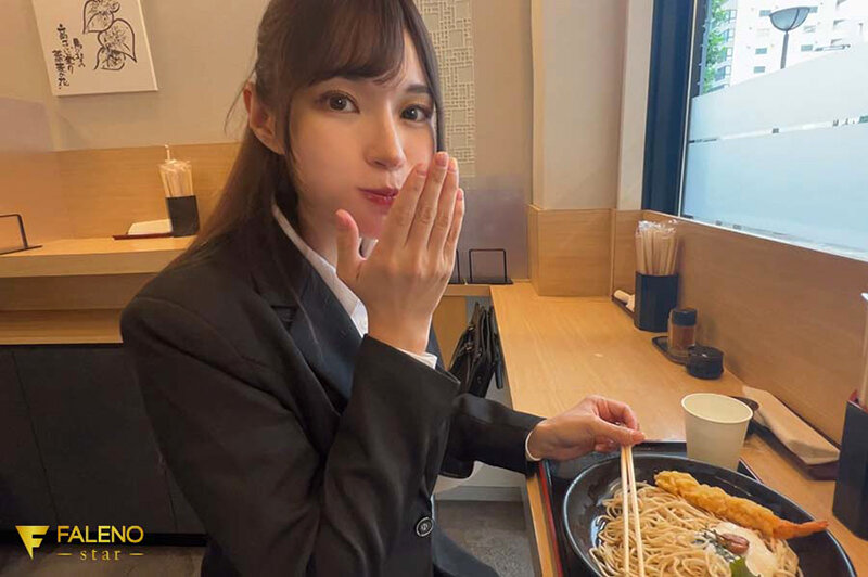 初めて出来た彼女と初めての夜…そして初めての…。露わになった大きなおっぱいに僕の性欲は尽きることなく夜は明けた…。 楠エリサ - サンプル画像 - 1