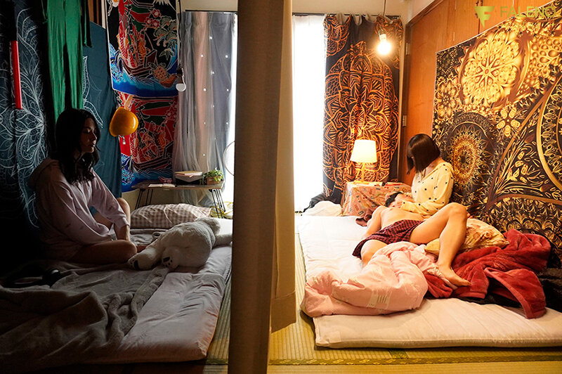 実はこの女芸人、相方の彼氏を寝とっています。漫才中にどつかれる度に男をドM化させていく痴女 吉高寧々 - サンプル画像 - 1