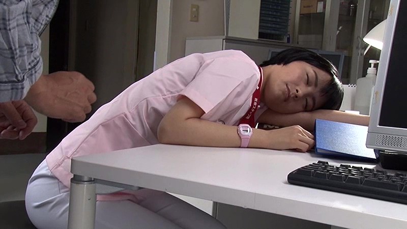 夜勤中に居眠りしている看護師を夜●いしちゃった俺 4 - サンプル画像 - 14
