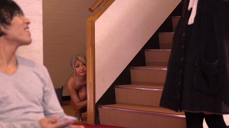人生最大のピンチ！ 突然のハプニングで建物内を全裸徘徊しなければならなくなった美女 - サンプル画像 - 9