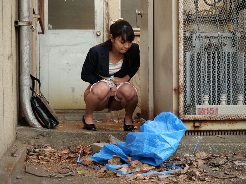 放尿を見られた女性教員の生まれて初めてのイキっぱなしSEX - サンプル画像 - 1