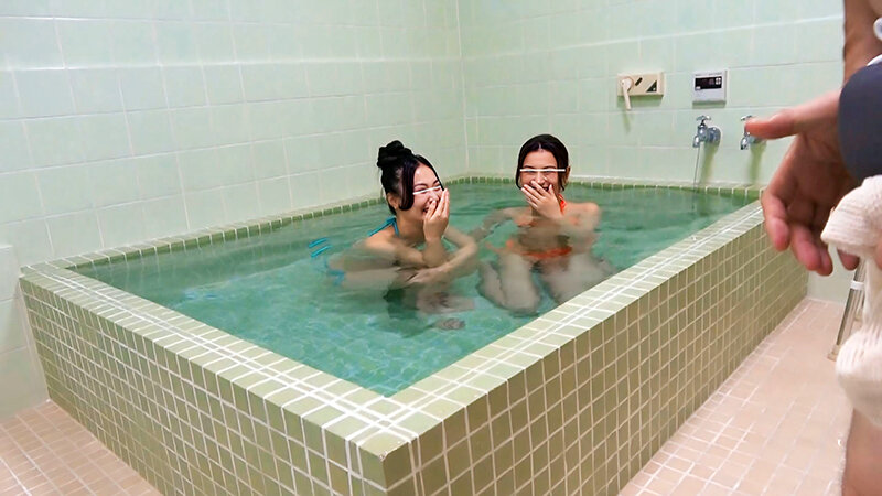 水着着用混浴風呂でデカチンがバレた！？若い美女二人組と混浴。フル勃起したデカチンがバレて女性たちはデカチンに興味津々。密着接近ハーレム逆ナンパで大暴走！【配信限定Vol.01】 - サンプル画像 - 2