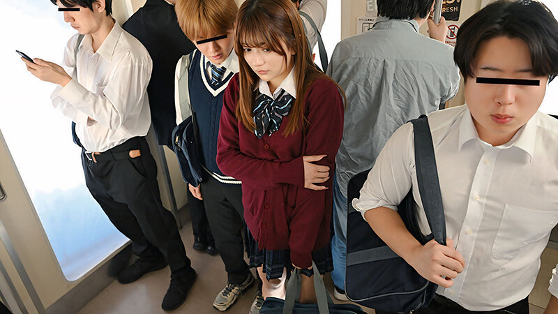 「ねぇ、バレないように触って」先に太腿に触れたのは俺。別クラスで気になってた彼女は手を払わず袖をきゅっと掴んで足を寄せ手を内ももへ誘う。人混みに紛れてイジリまくった末に…二人とも頬を赤くしたまま朝ラッシュ密着SEX 北岡果林 - サンプル画像 - 1