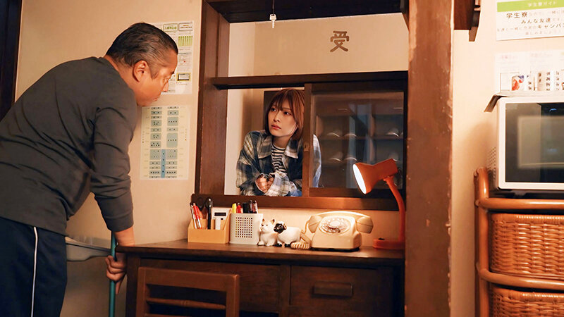 学生寮で2人きり 女子学生と中年管理人が過ごした年末年始 若い身体に衝動が抑えられず…一晩中ヤリまくった年越しイラマチオ 小松本果 - サンプル画像 - 2