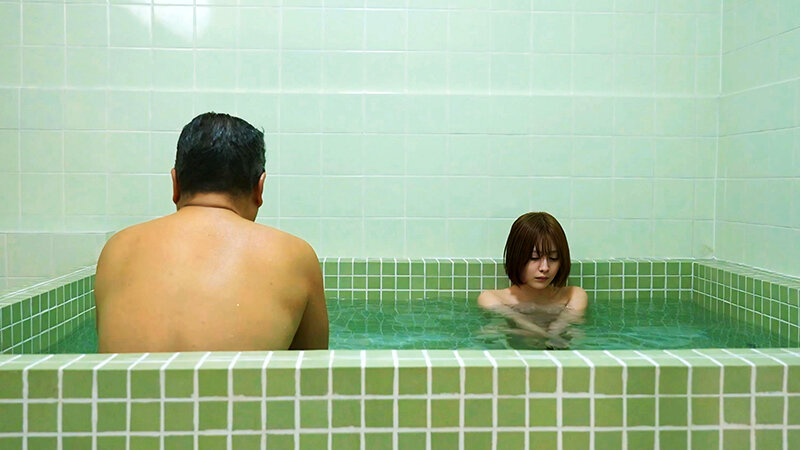 学生寮で2人きり 女子学生と中年管理人が過ごした年末年始 若い身体に衝動が抑えられず…一晩中ヤリまくった年越しイラマチオ 小松本果 - サンプル画像 - 5