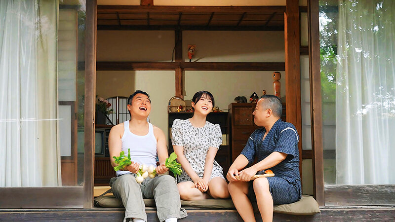 集落で若い娘は私だけ 村民を勃起させたら「ヌイてあげないといけない」という掟があります。そんで私は移住先のおじさん達の性処理をするハメになりました。 青坂あおい - サンプル画像 - 2