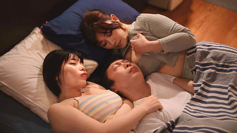 壁が近いし胸も近い！激狭ワンルームに押しかけてきた爆乳いとこ姉妹とすぐ勃発しちゃう サンドイッチ中出し3P性活 小梅えな 九井スナオ - サンプル画像 - 1