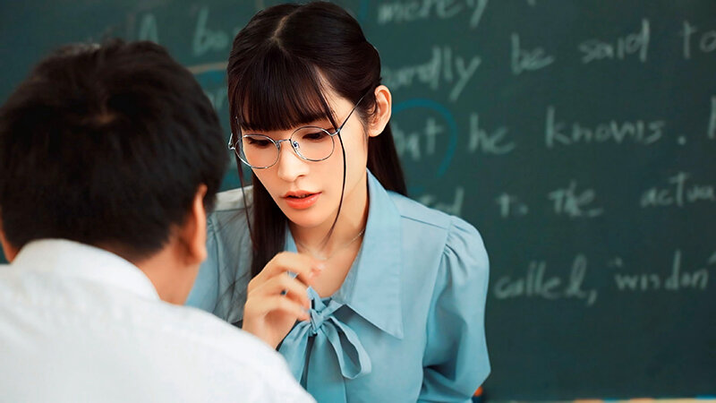 高嶺の花だと思っていたさくらせんせいは…実はおチ〇ポ調●が趣味のド変態だった！誰かが近くにいる状況で密着囁き罵倒で男の反応を楽しみチ〇ポがバカになるくらい何回も射精させて弄ぶ！ 胡桃さくら - サンプル画像 - 1