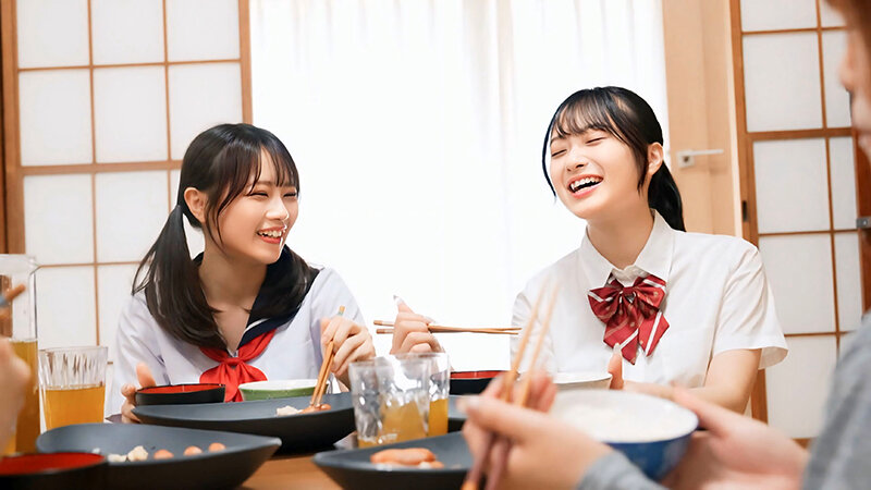 レズ性癖のある再婚相手の連れ子と川の字で雑魚寝していると隣からぴちゃぴちゃと水音が…ふと見てみるとレズに及んでいる美人姉妹が！思わずフル勃起してしまい、挙句見ていたのがバレると美人姉妹は微笑みながらオヤジチ〇コにむしゃぶりついた！花守夏歩/小日向める - サンプル画像 - 8
