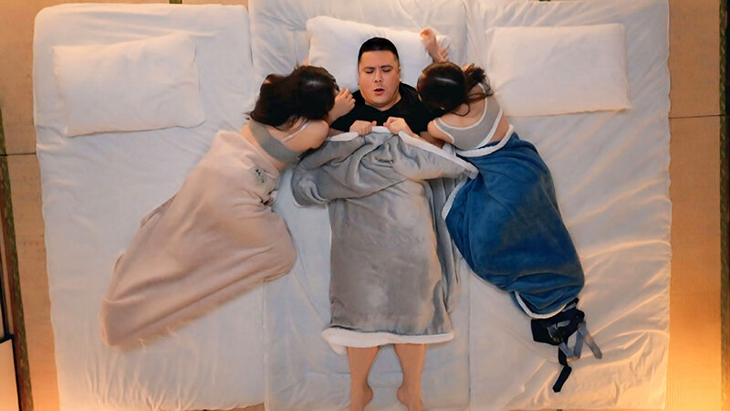 レズ性癖のある再婚相手の連れ子と川の字で雑魚寝していると隣からぴちゃぴちゃと水音が…ふと見てみるとレズに及んでいる美人姉妹が！思わずフル勃起してしまい、挙句見ていたのがバレると美人姉妹は微笑みながらオヤジチ〇コにむしゃぶりついた！花守夏歩/小日向める - サンプル画像 - 9