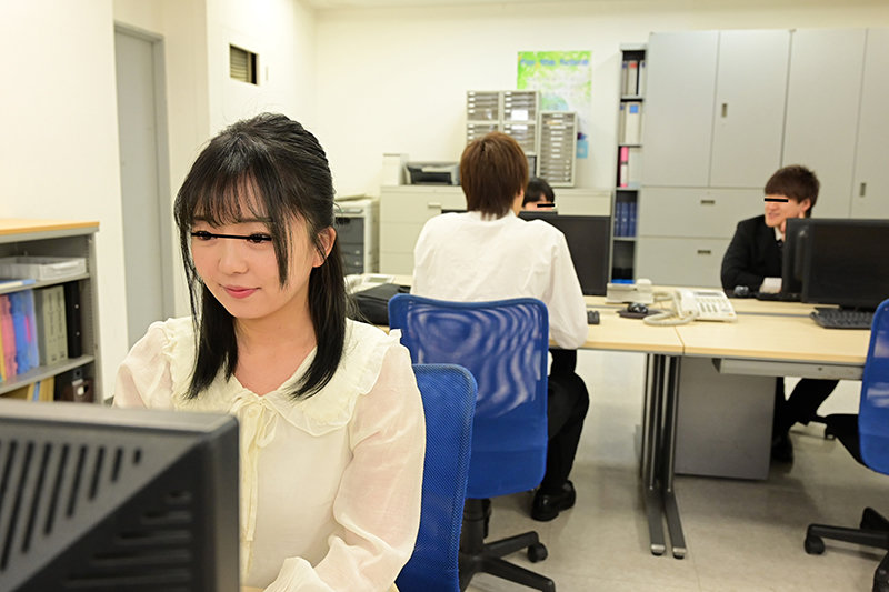 真面目だと思っていた地味で小柄な女子社員が…実はムッツリスケベのチ○ポ大好き娘！バレないように僕のチ○ポを机の下で握りしめ、勝手に手コキ＆濃厚フェラチオ！他の社員にバレちゃまずいので逃げ出すと、黙って追いかけてきて『先輩！チ○ポぶち込んでください！』と… - サンプル画像 - 1