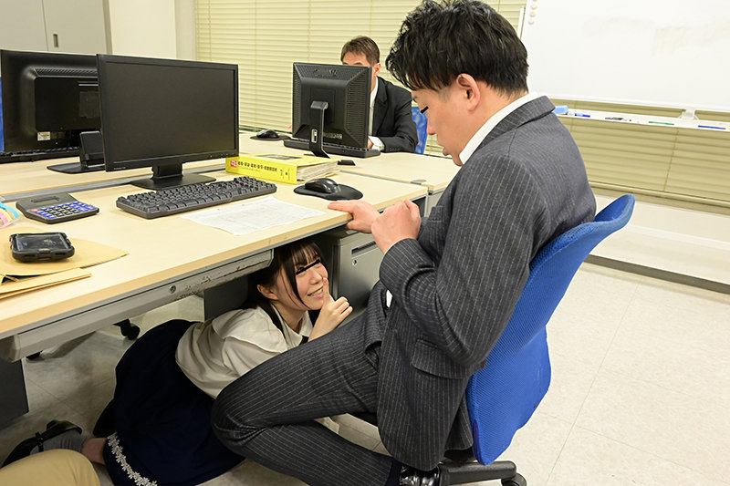 真面目だと思っていた地味で小柄な女子社員が…実はムッツリスケベのチ○ポ大好き娘！バレないように僕のチ○ポを机の下で握りしめ、勝手に手コキ＆濃厚フェラチオ！他の社員にバレちゃまずいので逃げ出すと、黙って追いかけてきて『先輩！チ○ポぶち込んでください！』と… - サンプル画像 - 11