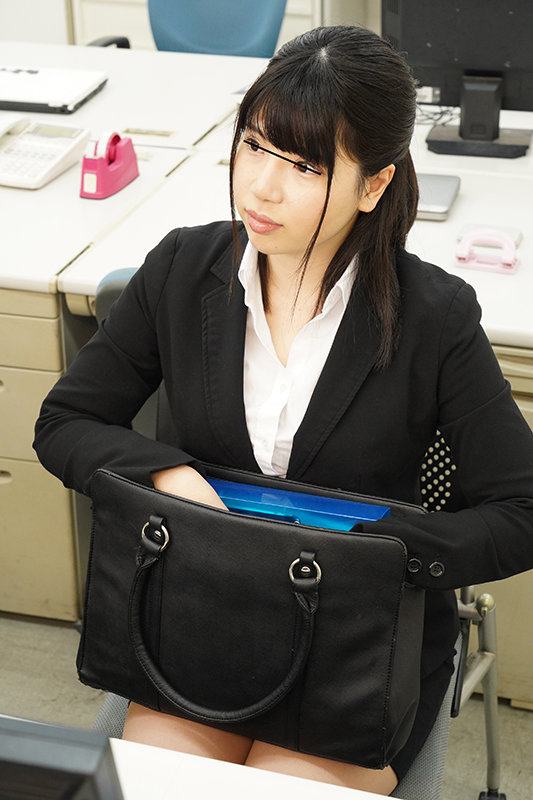 夏はビキニを着るんだと張り切る女子社員 社会人になったので今年こそはビキニを着て海辺でナンパされ、良い男とHしてやる！とヤル気満々な女子社員。『その前に買ったビキニが似合うか見てくれない？』と残業中に言われて仕方がないので見てやると… - サンプル画像 - 1