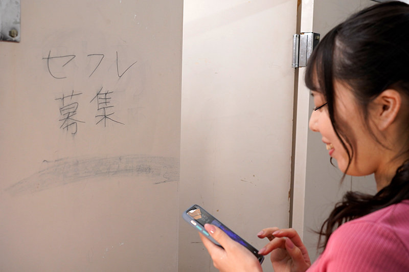 公衆便所にセフレ募集の落書きをしたら、肉棒を吸い尽くすフェラ好きお姉さんがやってきた！！連絡が来たのでトイレで待っているとソソるお姉さんがやってきて、ノーパンで陰毛を見せつけてきた！？我慢できずにフル勃起してると「カチカチで素敵」と喉奥まで即尺！… - サンプル画像 - 5