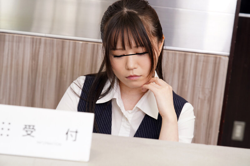 憧れのミニスカ受付嬢に優しくびしょ濡れチ○ポを口に含まれた俺 逢うたびにいつもドキドキしてしまうほどの美人受付嬢。冴えないダメ社員の俺なんて絶対相手にしてくれない高嶺の花。ある日、突然の夕立でびしょ濡れになった俺が受付に飛び込んでいくと…今までがまるで嘘… - サンプル画像 - 1