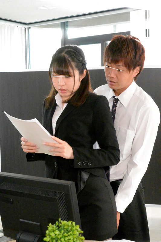 上司を誘惑してくる黒パンスト女子大生！！内定を出した女子大生が研修中に黒パンストの半尻を見せつけて俺を誘惑してくる！思わずソソられまくり、業務説明をしながらこっそりセクハラしていると、勃起した俺の肉棒を擦りながら「勃ってますね…イヤラシい…」と更に誘惑… - サンプル画像 - 2